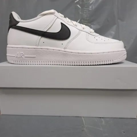 BOXED PAIR OF NIKE AIR FORCE 1 SHOES IN WHITE/BLACK UK 3.5