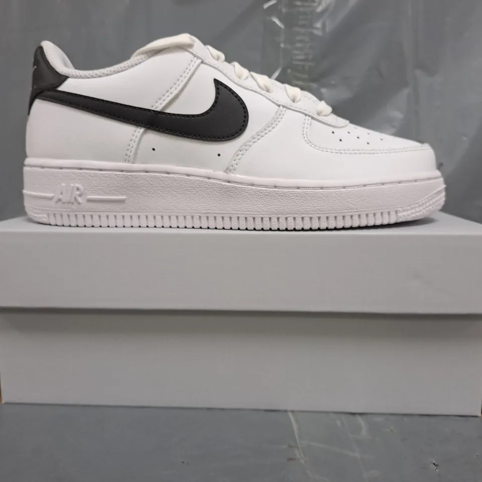 BOXED PAIR OF NIKE AIR FORCE 1 SHOES IN WHITE/BLACK UK 3.5