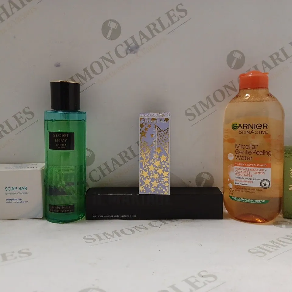 BOX OF APPROX 20 ASSORTED HEALTH AND BEAUTY ITEMS TO INCLUDE - SECRET ENVY AOURA BODY MIST - OILATIM SOAP BAR - GARNIER SKIN ACTIVE MICELLAR GENTLE PEELING WATER ECT 