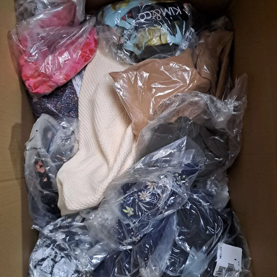 BOX OF APPROX 25 ASSORTED CLOTHING ITEMS TO INCLUDE - JUMPERS, TOPS, DRESS ETC