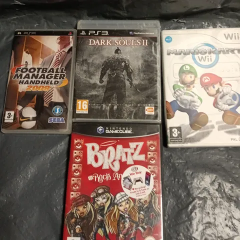 4 X ASSORTED VIDEO GAMES TO INCLUDE MARIO KART, DARK SOULS II, BRATZ ETC 