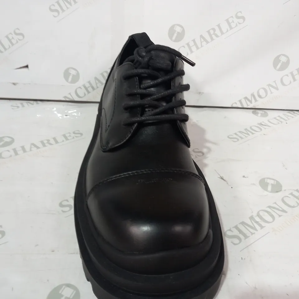 PAIR OF BERSHKA CHUNKY LACE UP SHOES IN BLACK EU SIZE 43