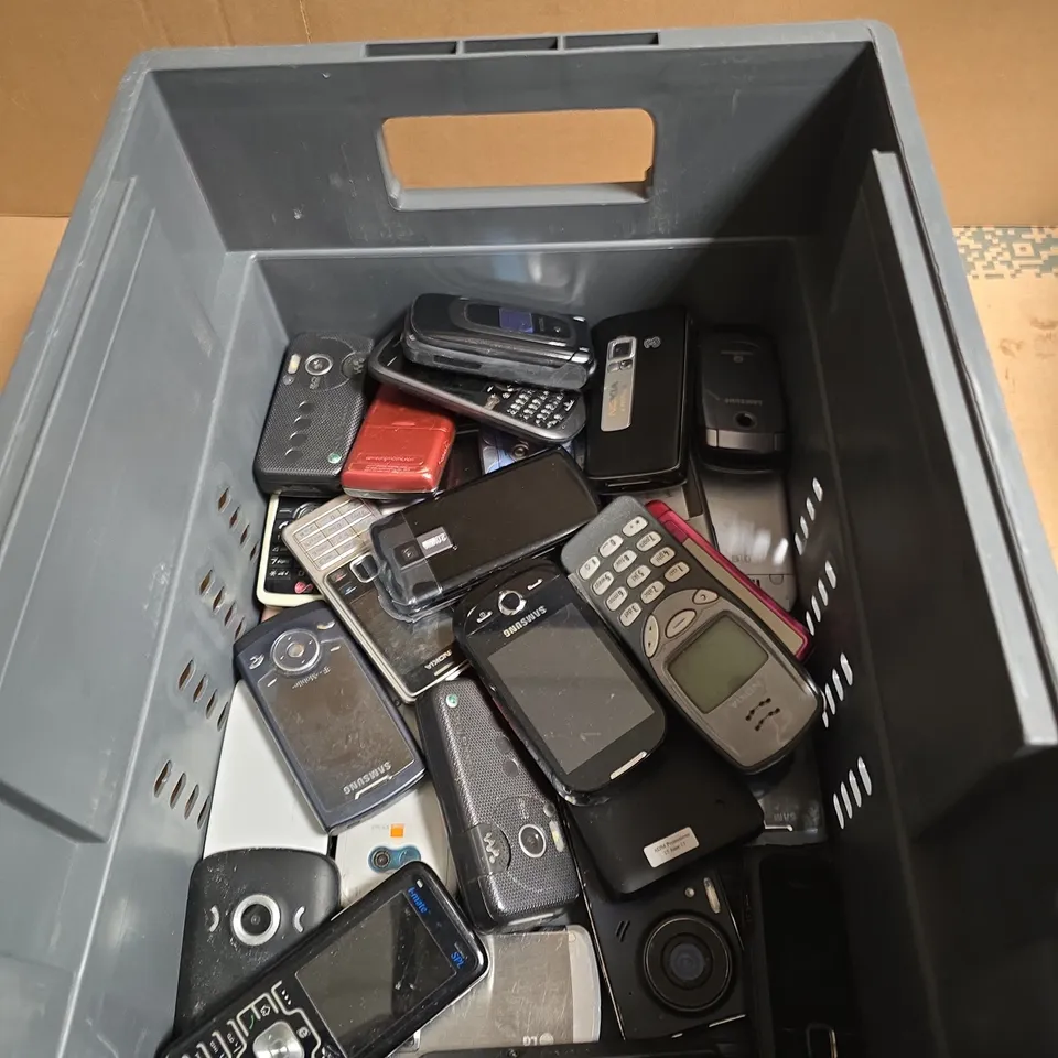 APPROXIMATELY 30 ASSORTED MOBILE PHONES INCLUDING SAMSUNG , NOKIA  AND LG 