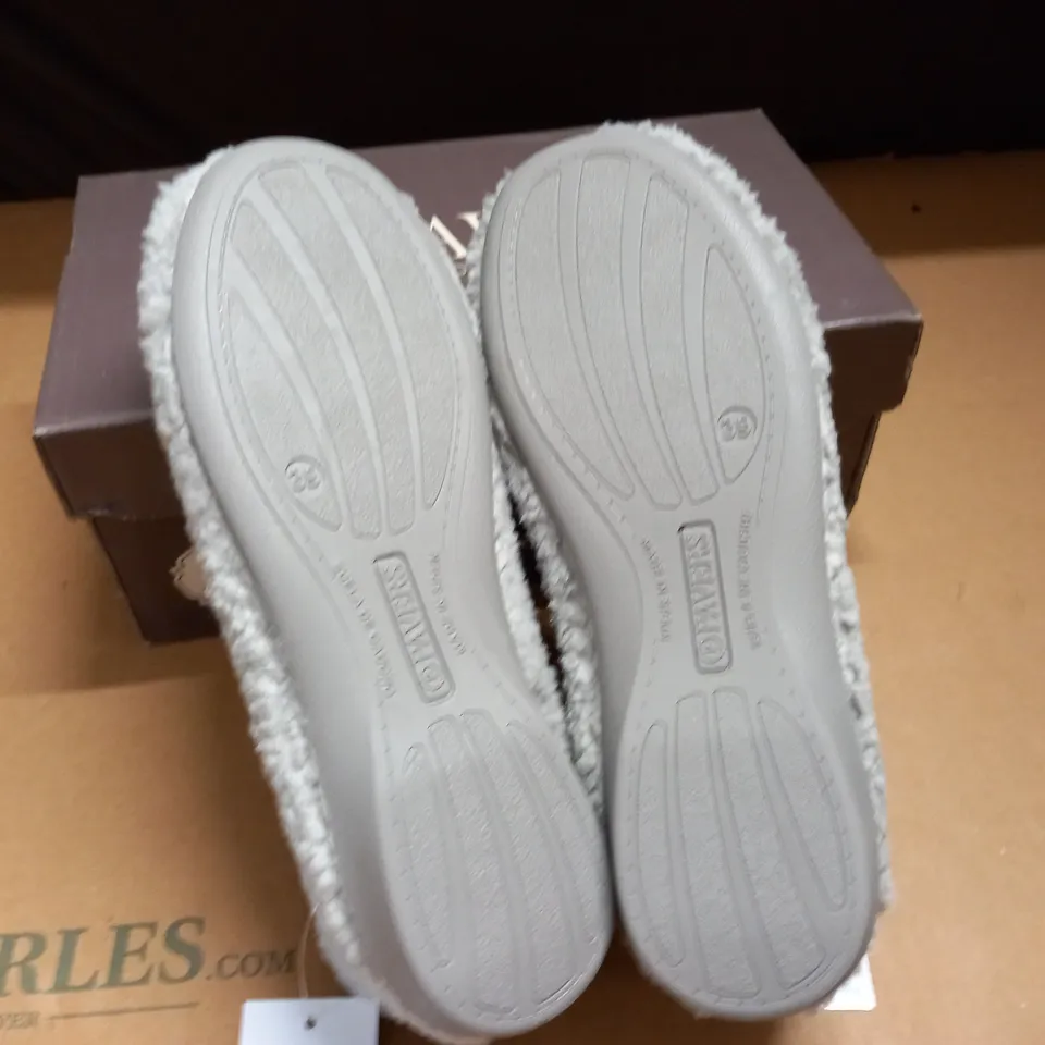 BOXED PAIR OF PAVERS GREY SLIPPERS - 6(39)