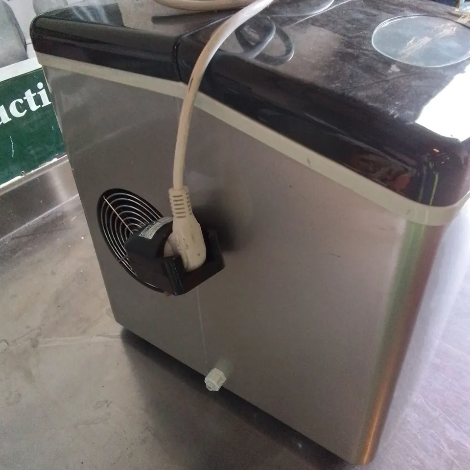 HENDI ICE CUBE MACHINE 