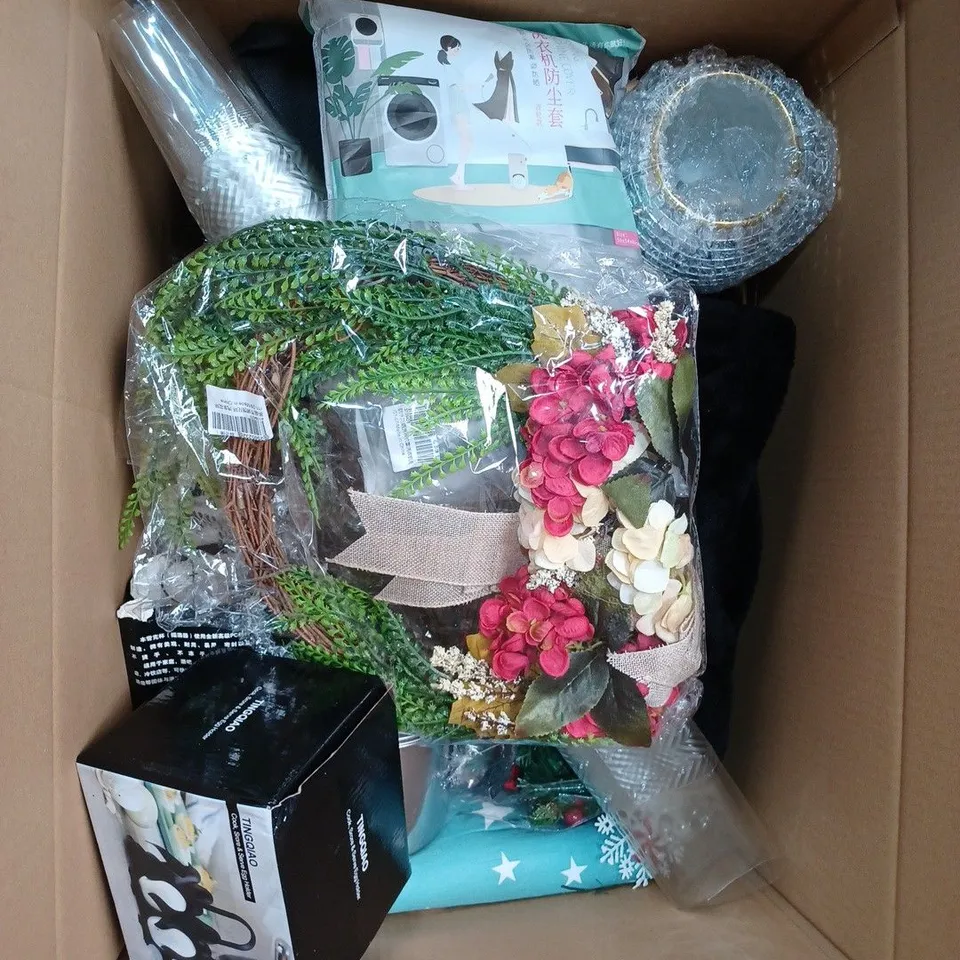 LOT TO CONTAIN APPROXIMATELY 25 HOUSEHOLD PRODUCTS, INCLUDES CHRISTMAS DÉCOR, COVERS, BATH MAT ETC  
