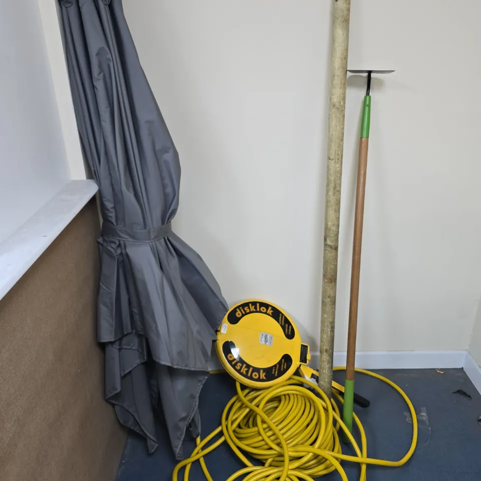 PALLET OF ASSORTED HOUSEHOLD AND CLOTHING ITEMS TO INCLUDE DISKLOK STEERING LOCK, GREY PARASOL, YELLOW PIPE AND ASSORTED CLOTHING