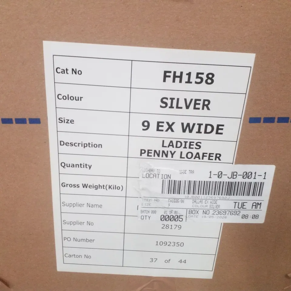 BOX CONTAINING APPROXIMATELY 5 PAIRS OF BRAND NEW SIMPLY BE SILVER DALLAS EX WIDE PENNY LOAFER - SIZE 9