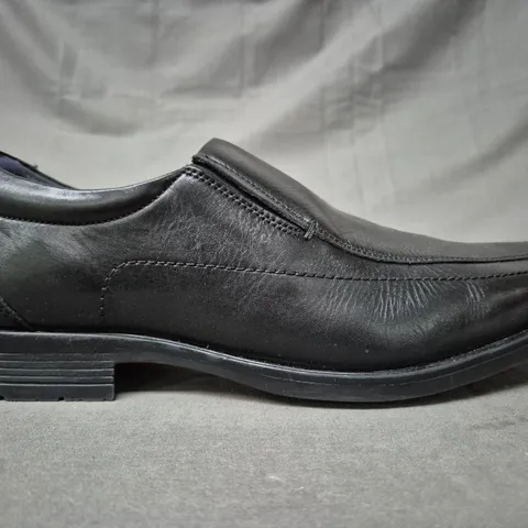 BOXED PAIR OF HUSH PUPPIES MEN'S BRANDED SLIP-ON LOAFERS IN BLACK SIZE 10