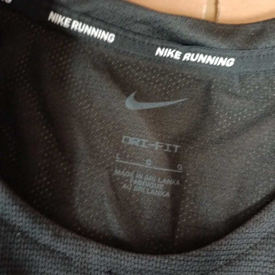 NIKE RUNNING TEE IN BLACK - LARGE