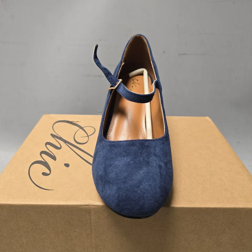 BOXED CHIC LADIES MID BLOCK DOLLY SHOES - SIZE 5