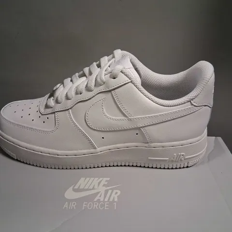 BOXED NIKE AIR FORCE 1 '07 SIZE 5.5