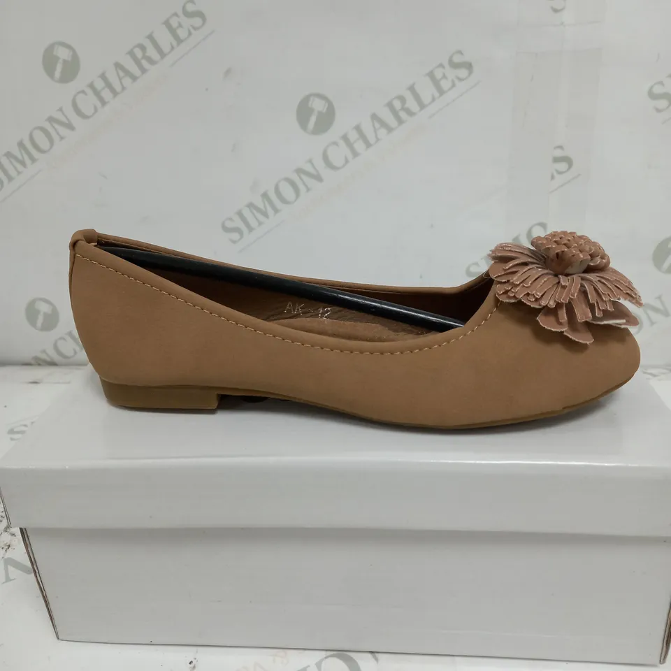 BOX OF APPROXIMATELY 20 PAIRS OF FLAT KHAKI LOW SHOES