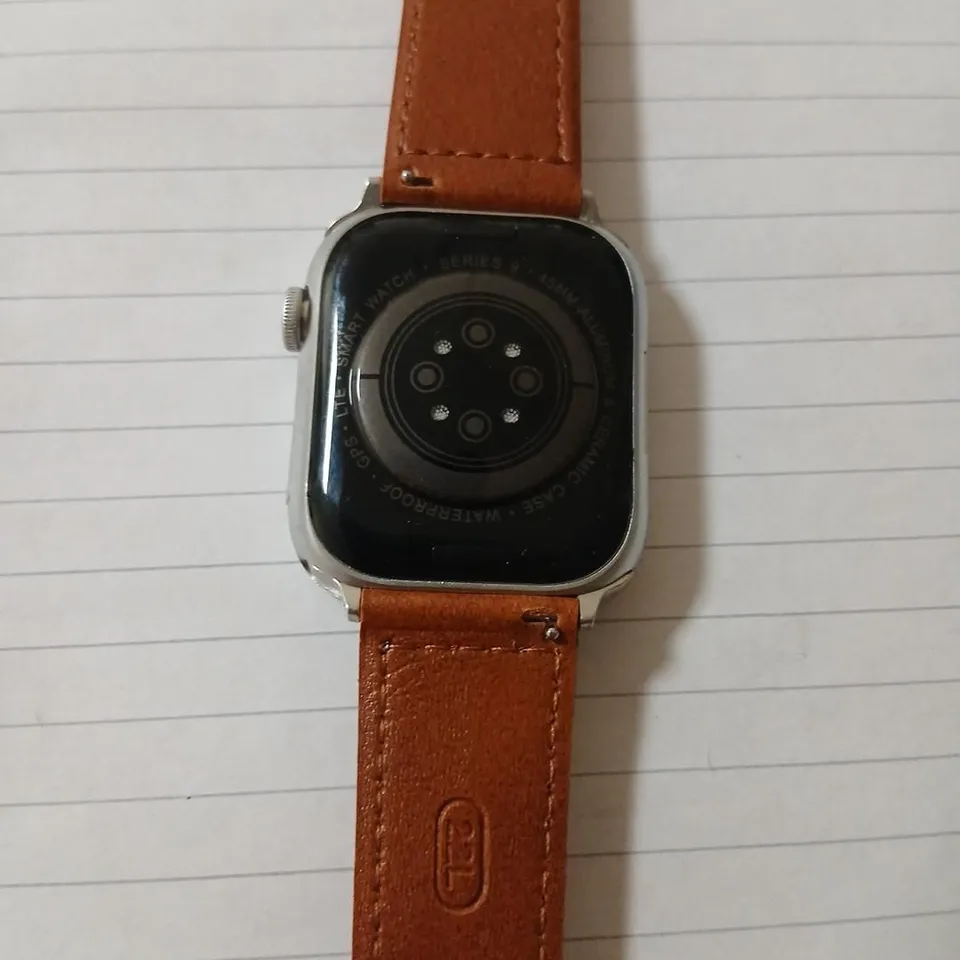 SMARTWATCH WITH BROWN LEATHER STRAP – SILVER CASE 