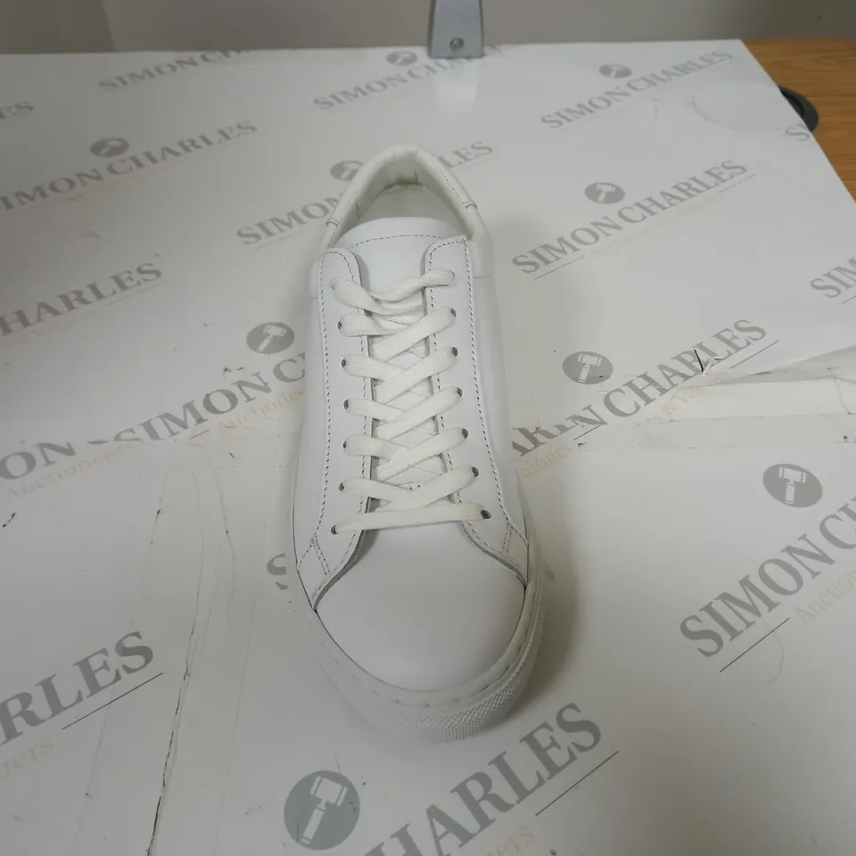 BOXED DANIEL WHITE TRAINERS SIZE UNSPECIFIED