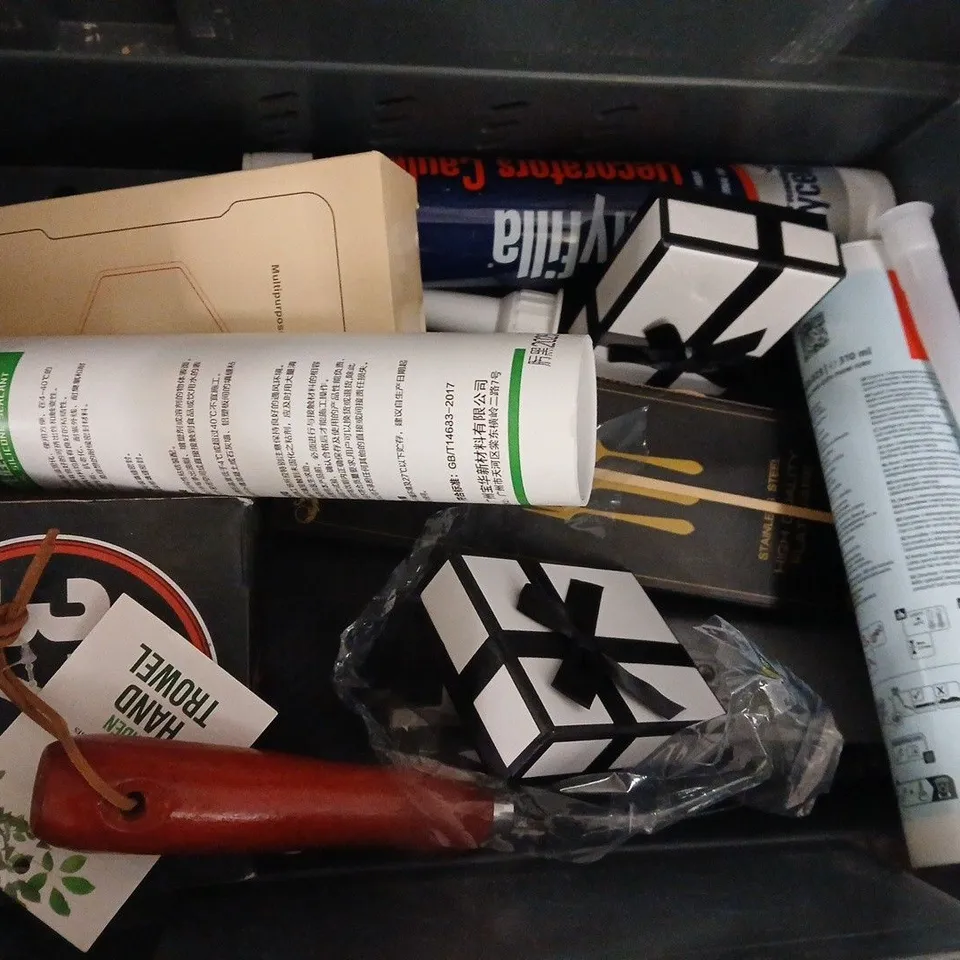 APPROXIMATEY 15 HOUSEHOLD ITEMS TO INCLUDE DIAPER DISPOSABLE SYSTEM REFILLS, GARDEN HAND TROWEL AND SILICONE SWIM CAP