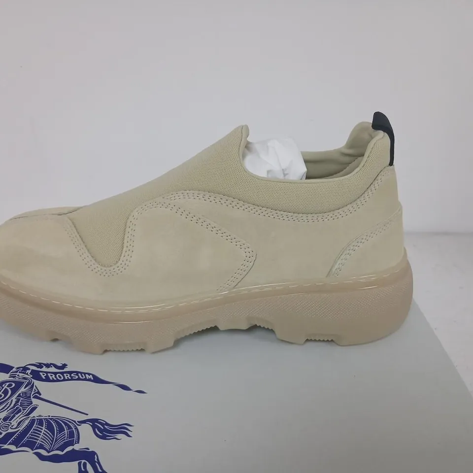 BURBERRY LEATHER SNEAKER ON RUBBER SOLE – BEIGE, UK 10 (EUR 44)