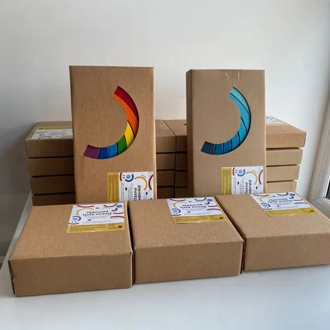 BOX OF 13 BRAND NEW ITEMS TO INCLUDE: 10 X RAINBOW PUZZLE, 3 X TEACHING CLOCK PUZZLE