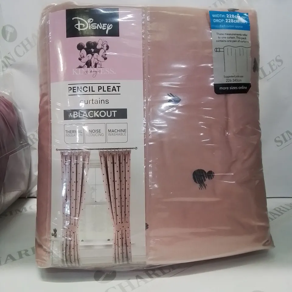 PALLET CONTAINING APPROXIMATELY 15 BOXES OF VARIOUS DESIGNED CURTAINS (SIZES AND COLOURS VARY)