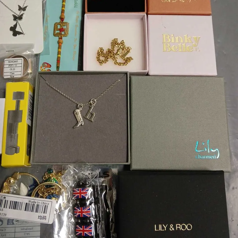 LOT OF ASSORTED JEWELLERY AND WATCH ITEMS TO INCLUDE EARRINGS, NECKLACES AND BRACELETS