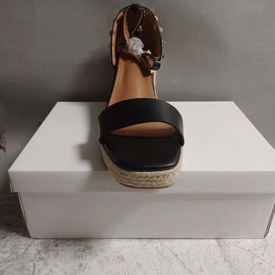 BOXED PAIR OF UNBRANDED OPEN TOE WEDGE SANDALS IN BLACK SIZE UK 8