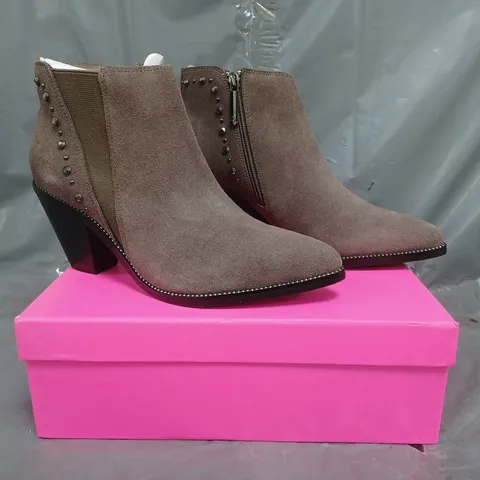 BOXED PAIR OF DANNII MINOGUE WESTERN ANKLE BOOTS IN TAUPE SIZE 6