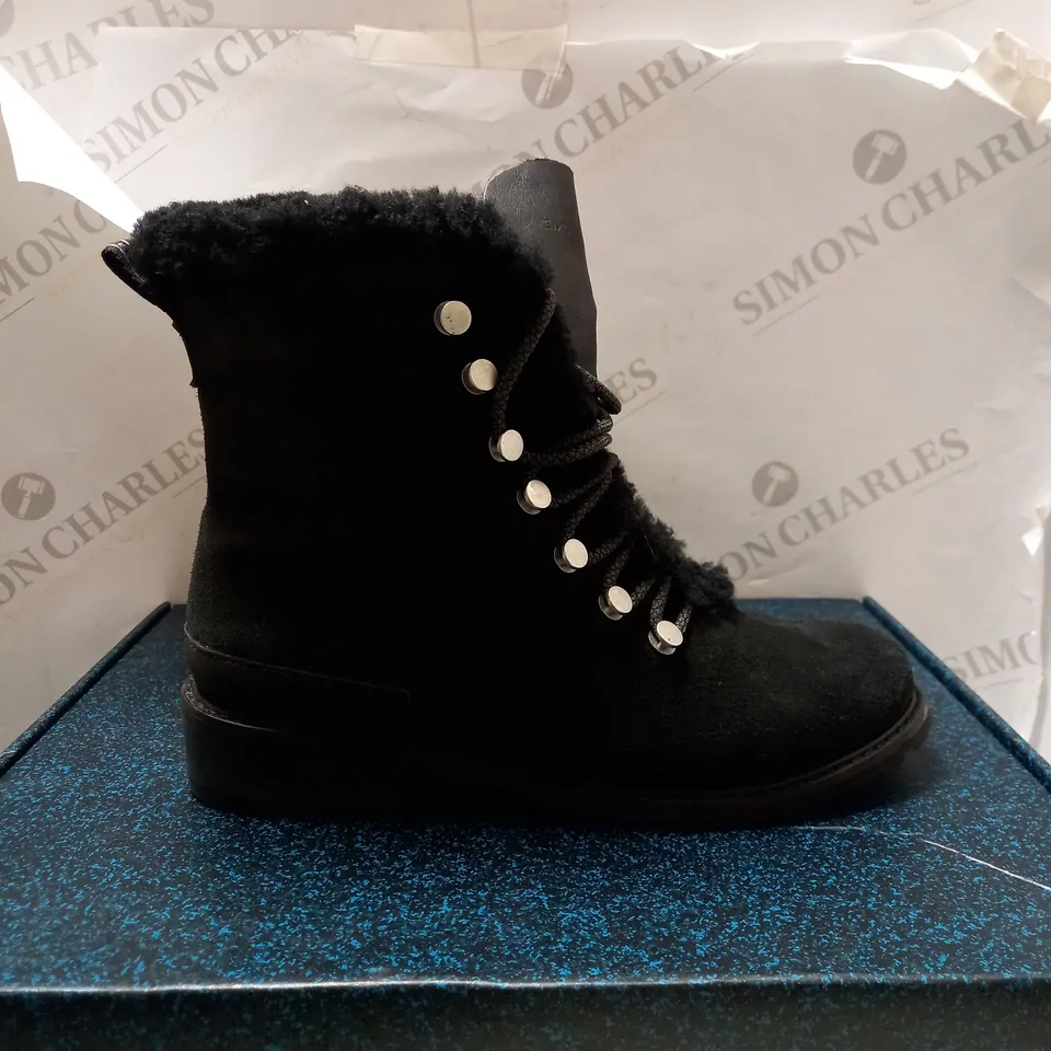 EMU AUSTRAILIA EXPLORE BLACK BILLING BOOTS - SIZE 6
