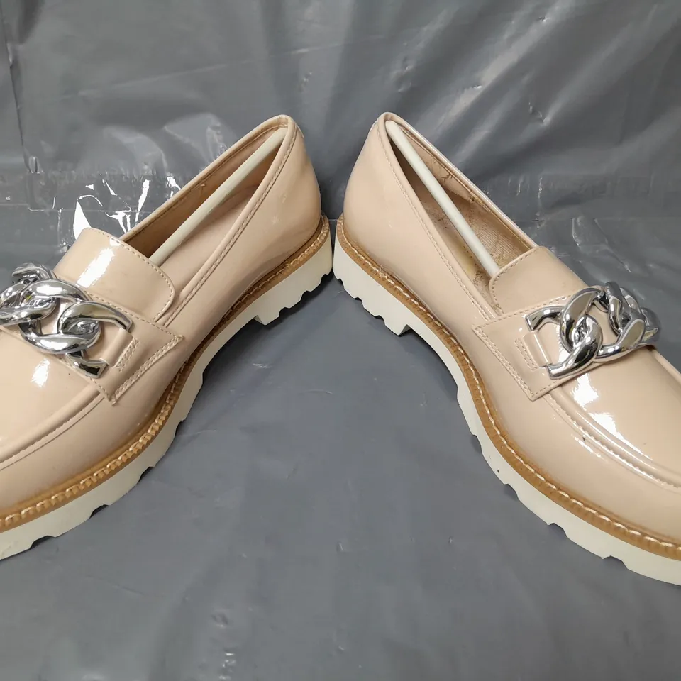 BOXED PAIR OF MODA IN PELLE CHUNKY LOAFERS IN NUDE W. SILVER EFFECT CHAIN SIZE 7