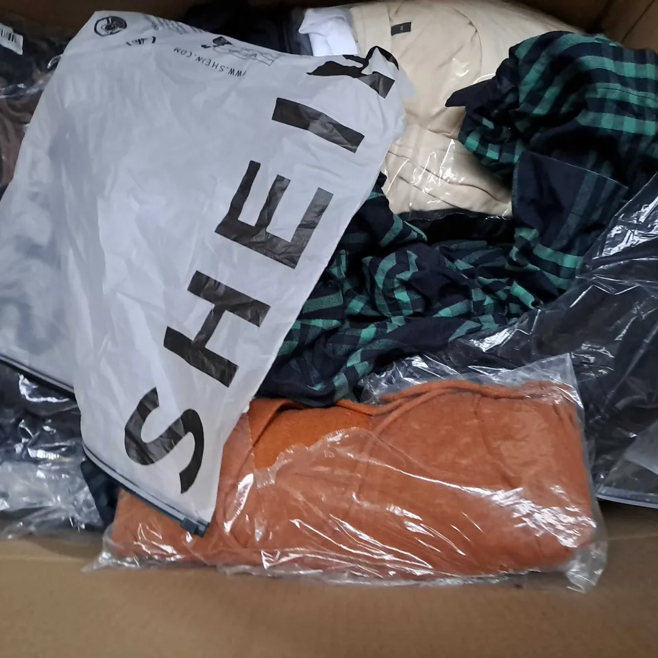 APPROXIMATELY 25 ASSORTED CLOTHING ITEMS IN VARIOUS SIZES TO INCLUDE - HAT , T-SHIRT , TOP ETC