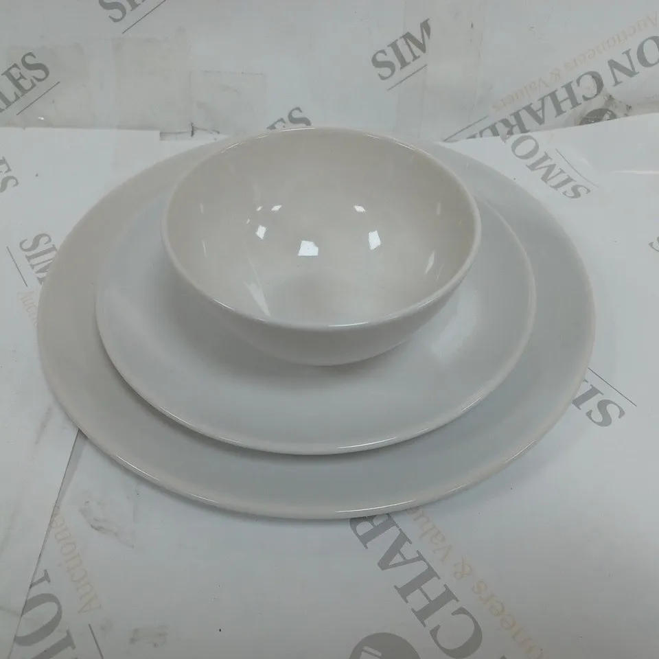 BRAND NEW BOXED CESIRO 12 PIECE DINNERWARE SET TO INCLUDE LARGE PLATES SMALL PLATES AND BOWLS / COLLECTION ONLY 