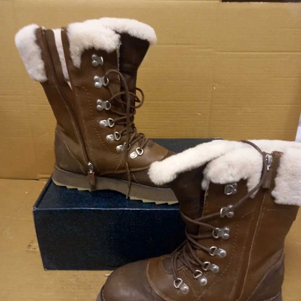 EMU COMORO WATERPROOF LEATHER BOOT - SIZE 8