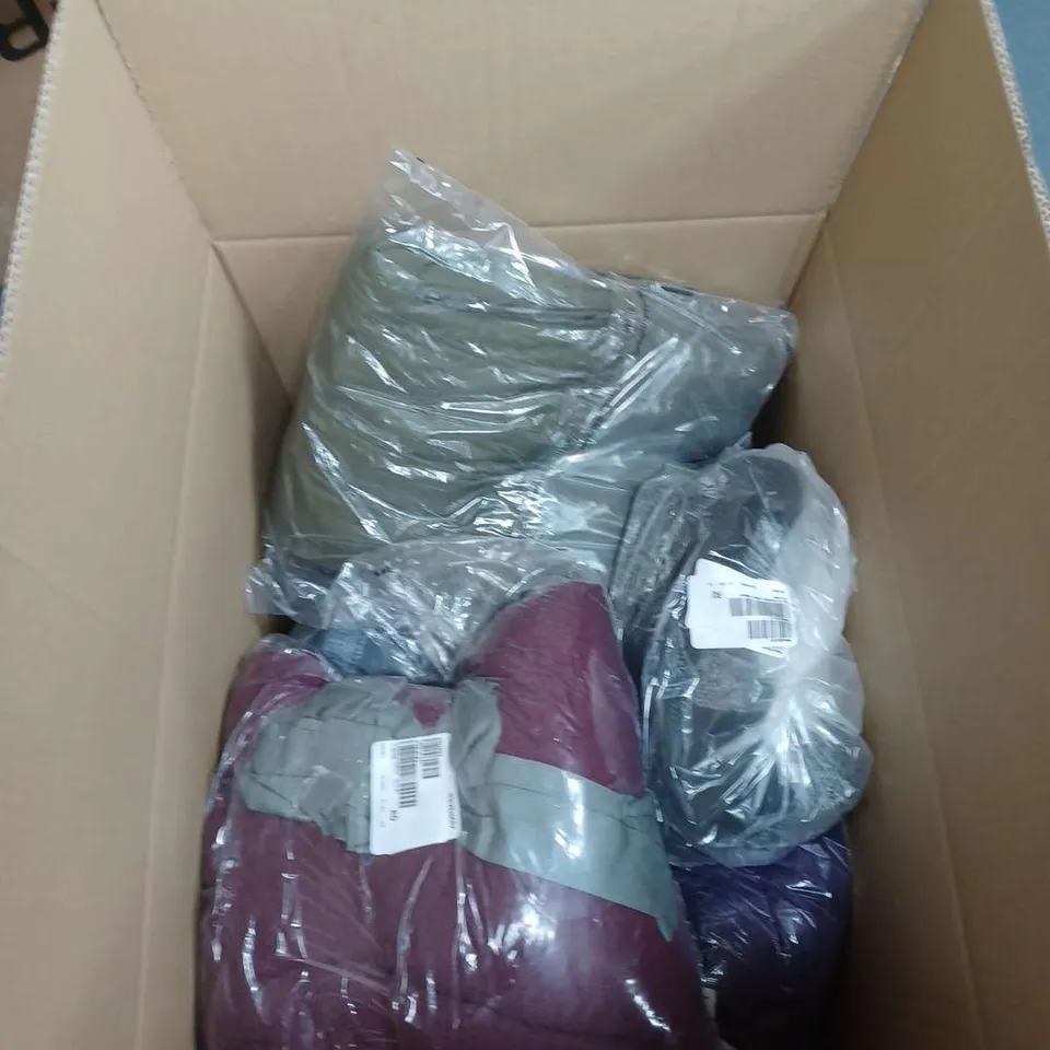 APPROXIMATELY 20 LADIES CLOTHING ITEMS IN VARIOUS COLOURS, SIZES AND STYLES