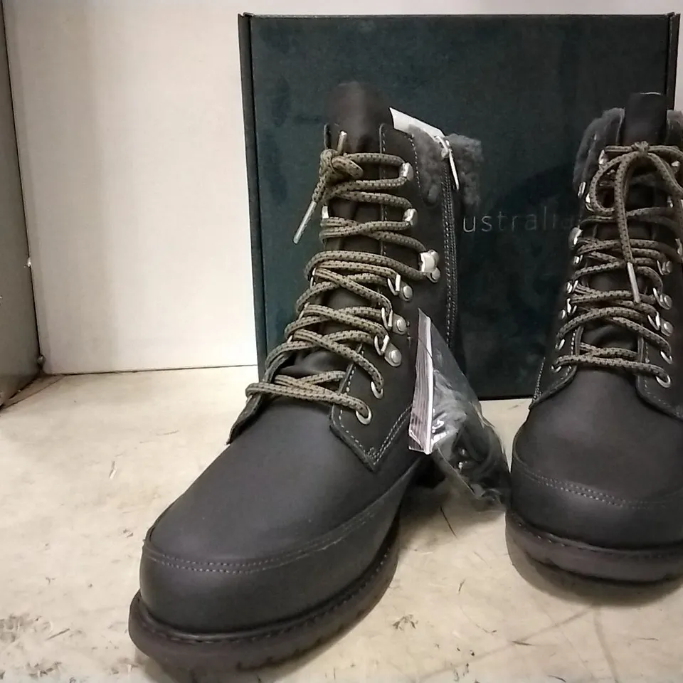BOXED EMU AUSTRALIA UNISEX BOOTS  , BLACK , SIZE UK 7 , 2 PAIRS AND 1 PAIR OKWB BOOTS DARK GREY SIZE 7 