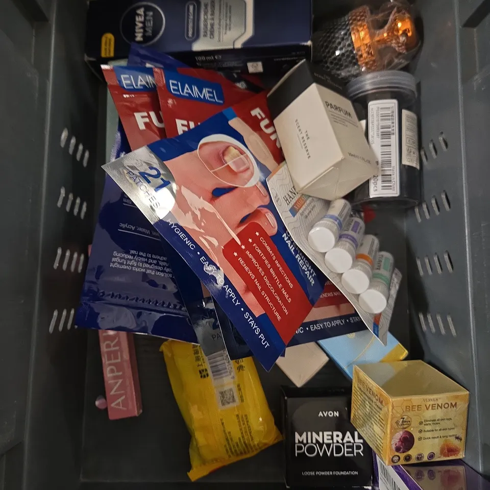 APPROXIMATEY 20 ASSORTED HEALTH AND BEAUTY PRODUCTS TO INCLUDE - AKT DEODORNT BALM - NIVEA SUNCARE - THE BEAUTY CROP MOISTURISING BARRIER BALM - ETC