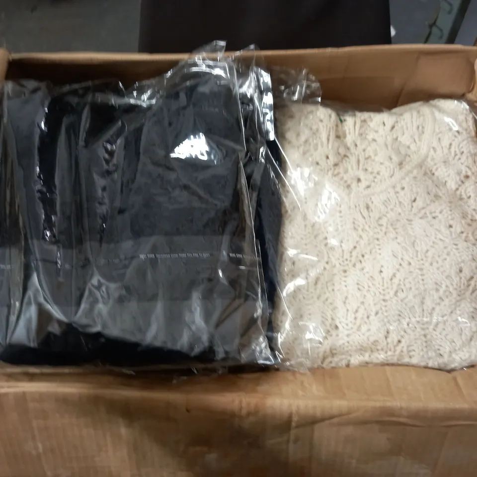 LOT OF 16 AS NEW KNITTED V-NECK JUMPERS IN ECRU AND BLACK - SIZE UNSPECIFIED