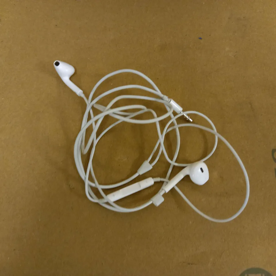 APPLE EARPODS WITH HEADPHONE PLUG