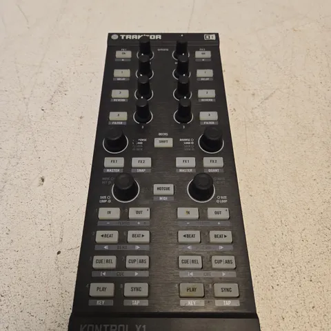 Traktor Kontrol X1 DJ Controller