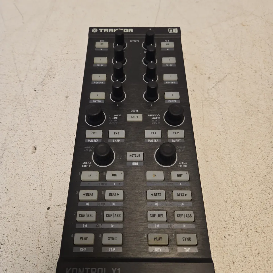 Traktor Kontrol X1 DJ Controller