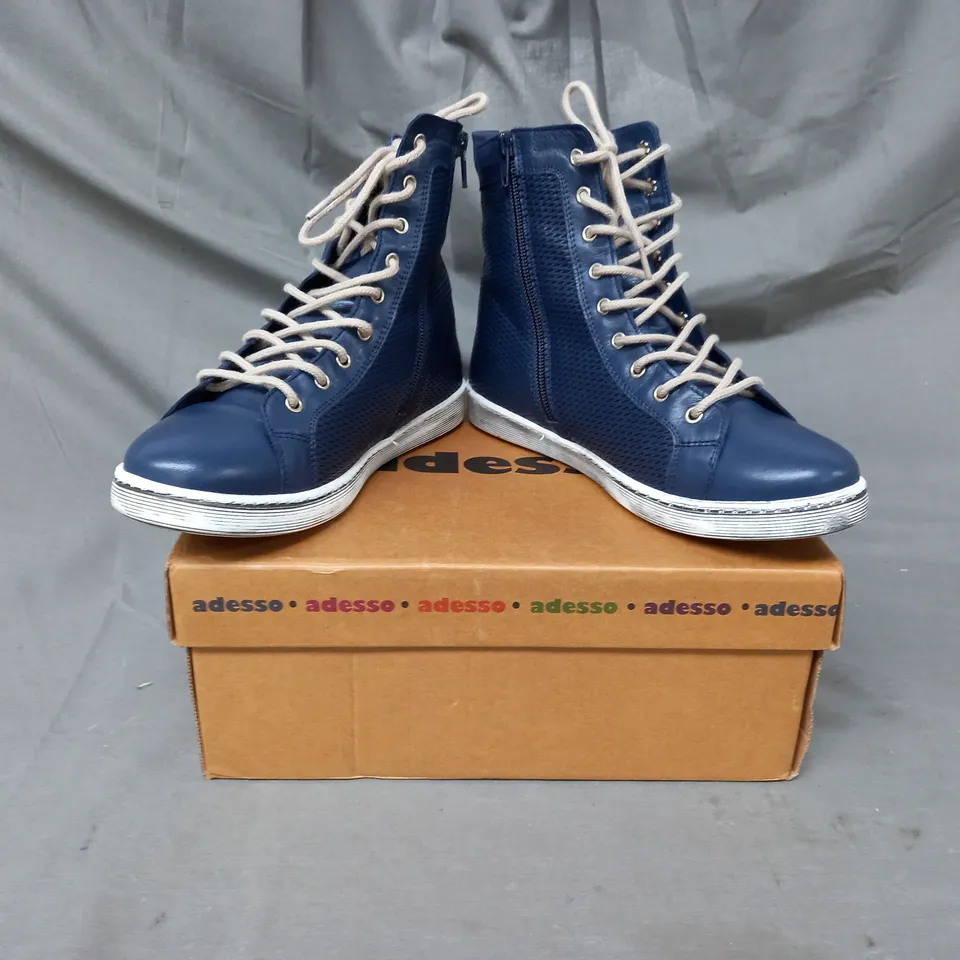 BOXED PAIR OF ADESSO LEATHER HIGH TRAINERS IN MIDNIGHT SIZE 6