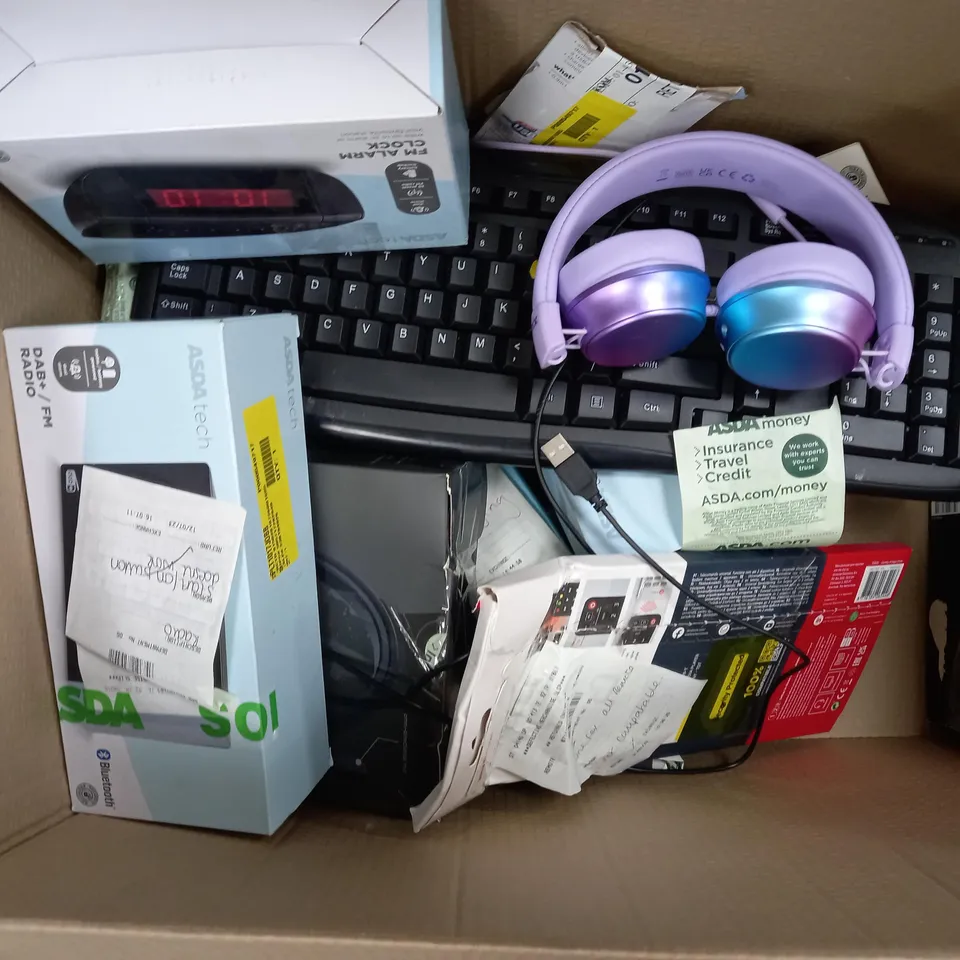 BOX OF APPROXIMATELY 15 ASSORTED ELECTRICALS TO INCLUDE BLACKWEB PC STEREO GAMING HEADSET, ONE FOR ALL REMOTE, DAB+/FM RADIO, ETC