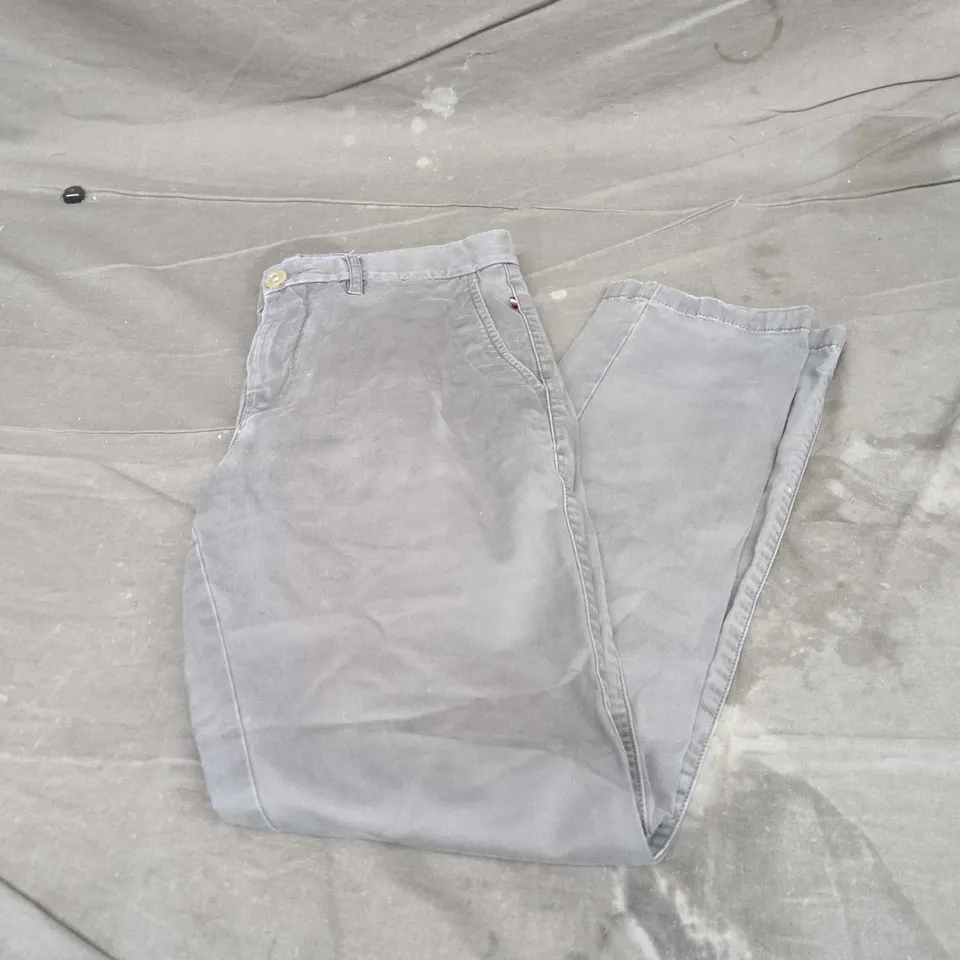 TOMMY HILFIGER MEN'S TROUSERS IN GREY – UK 30/32