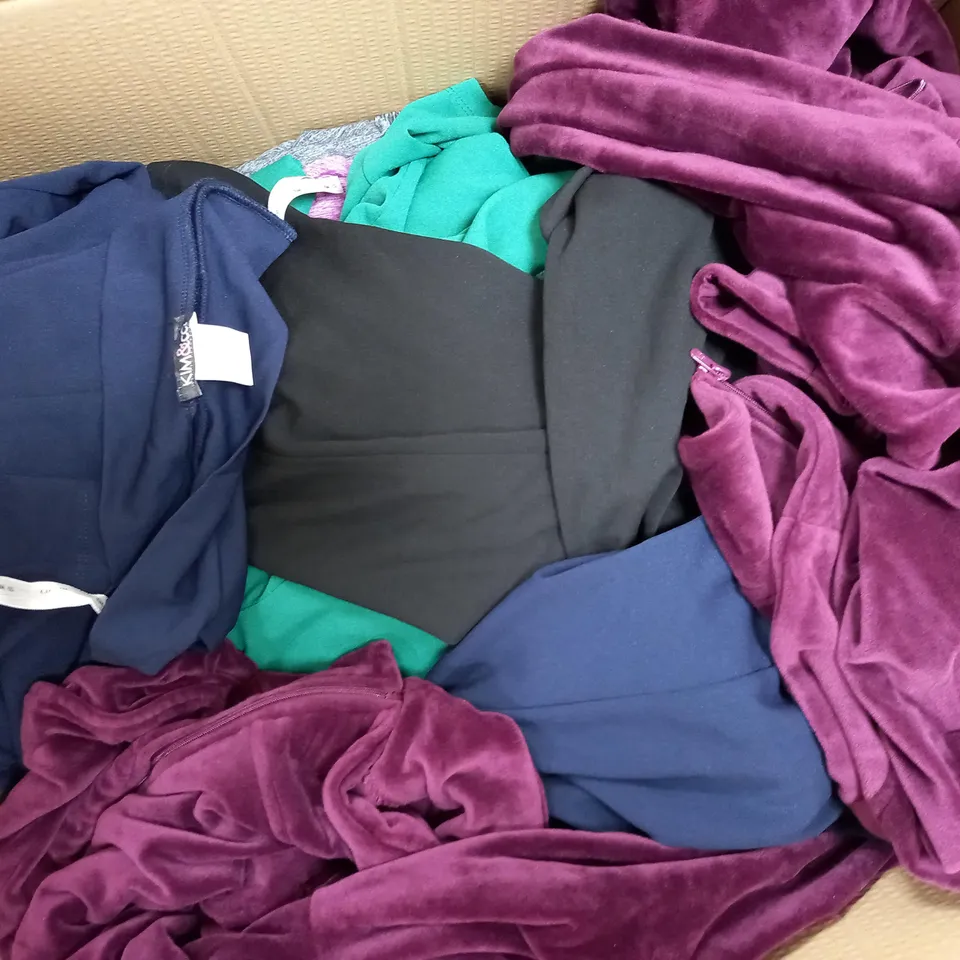APPROXIMATELY 50 ITEMS OF ASSORTED WOMEN CLOTHING IN VARIOUS SIZES TO INCLUDE CUDDL DUDS, KIM&CO, AND SKECHERS FASHION