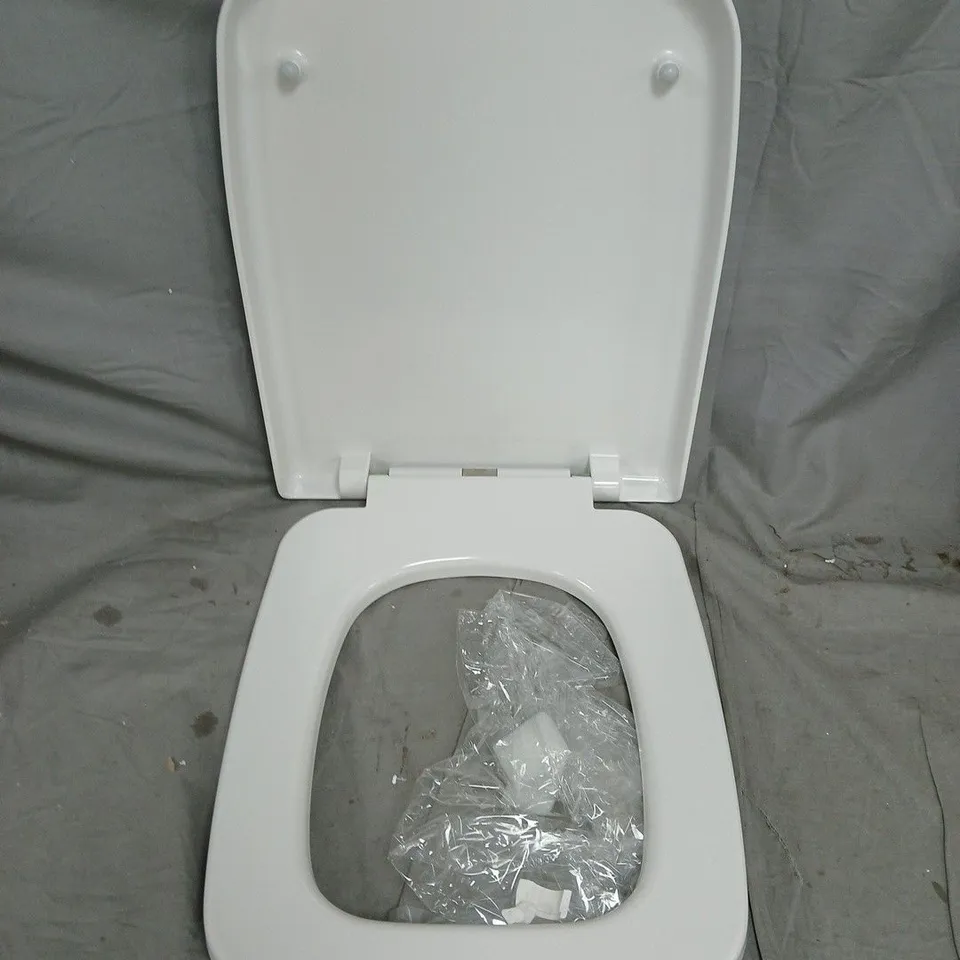BOXED TOILET SEAT LID SOFT CLOSE