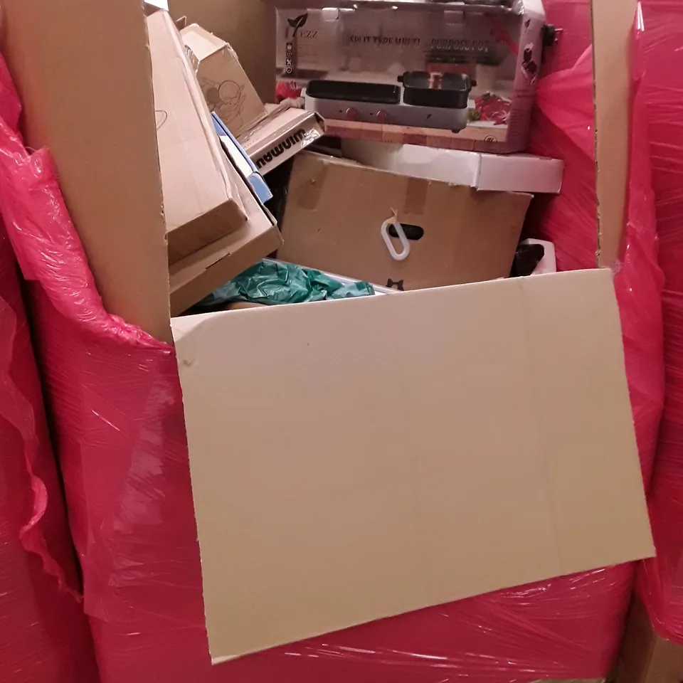 PALLET OF ASSORTED HOUSEHOLD ITEMS TO INCLUDE MULTIPLE SHOWER MIXER, KIDS TELESCOPE, PULL UP BAR AND WINDOW BLINDS