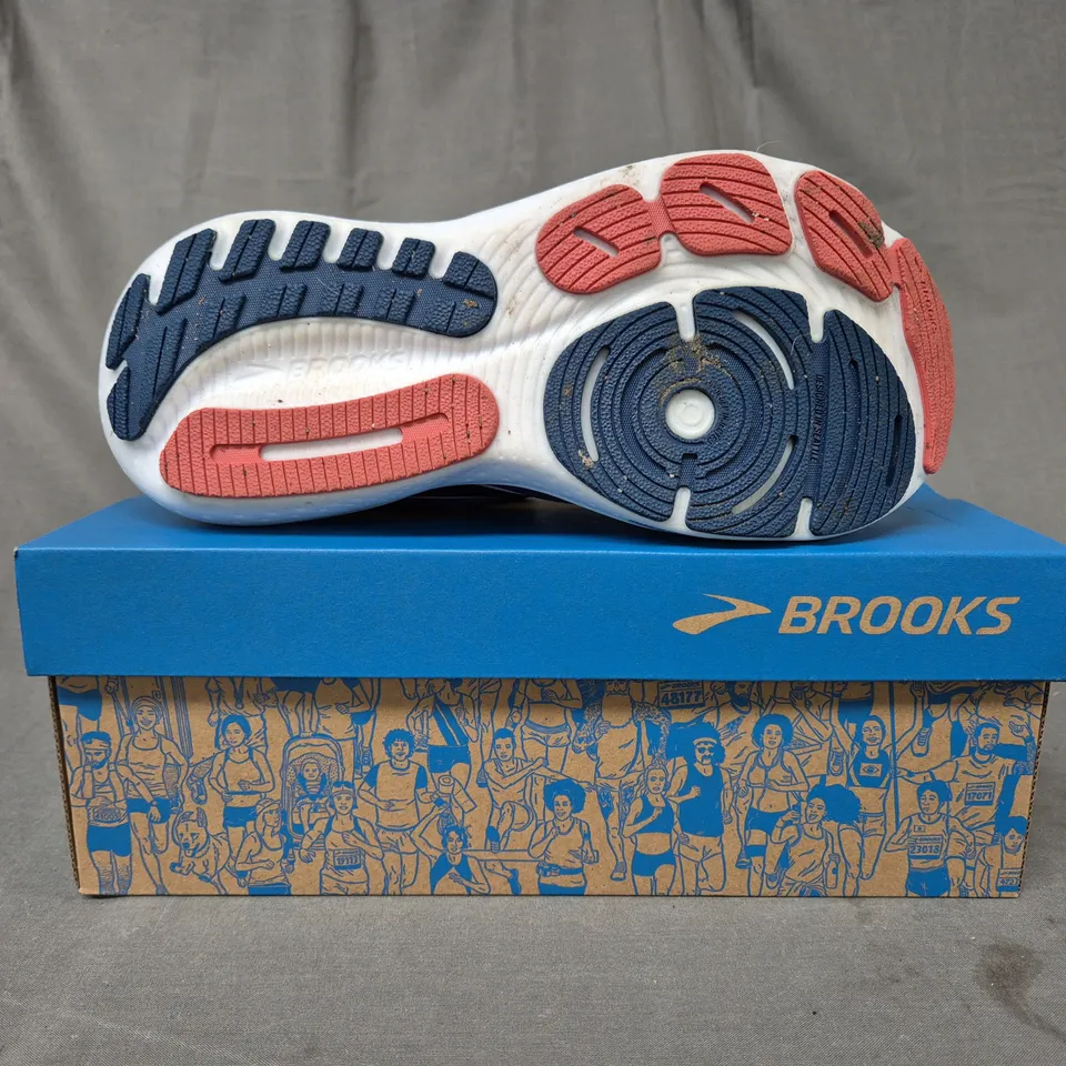 BOXED PAIR OF BROOKS GLYCERINE 21 SHOES IN BLUE/BLACK UK SIZE 6.5