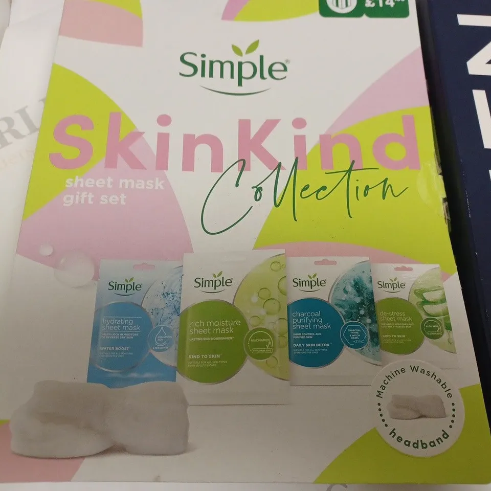 LOT OF 3 ASSORTED BEAUTY GIFT SETS TO INCLUDE SIMPLE AND ROBIN EISENBERG