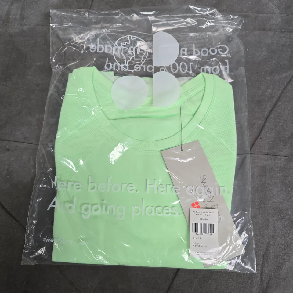 BAGGED SWEATY BETTY ATHLETE CROP SEAMLESS WORKOUT T-SHIRT IN MATCHA GREEN - XS