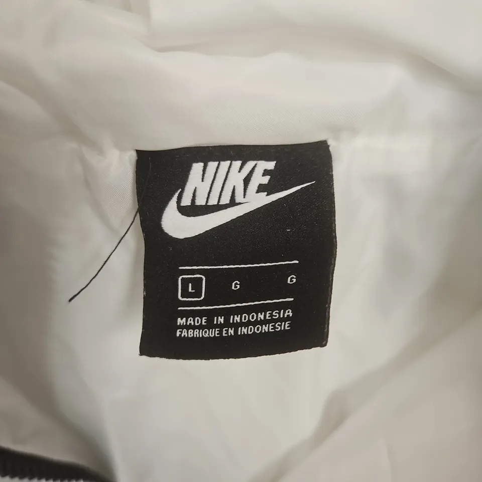 NIKE WHITE PUFFER HOODED JACKET – SIZE L