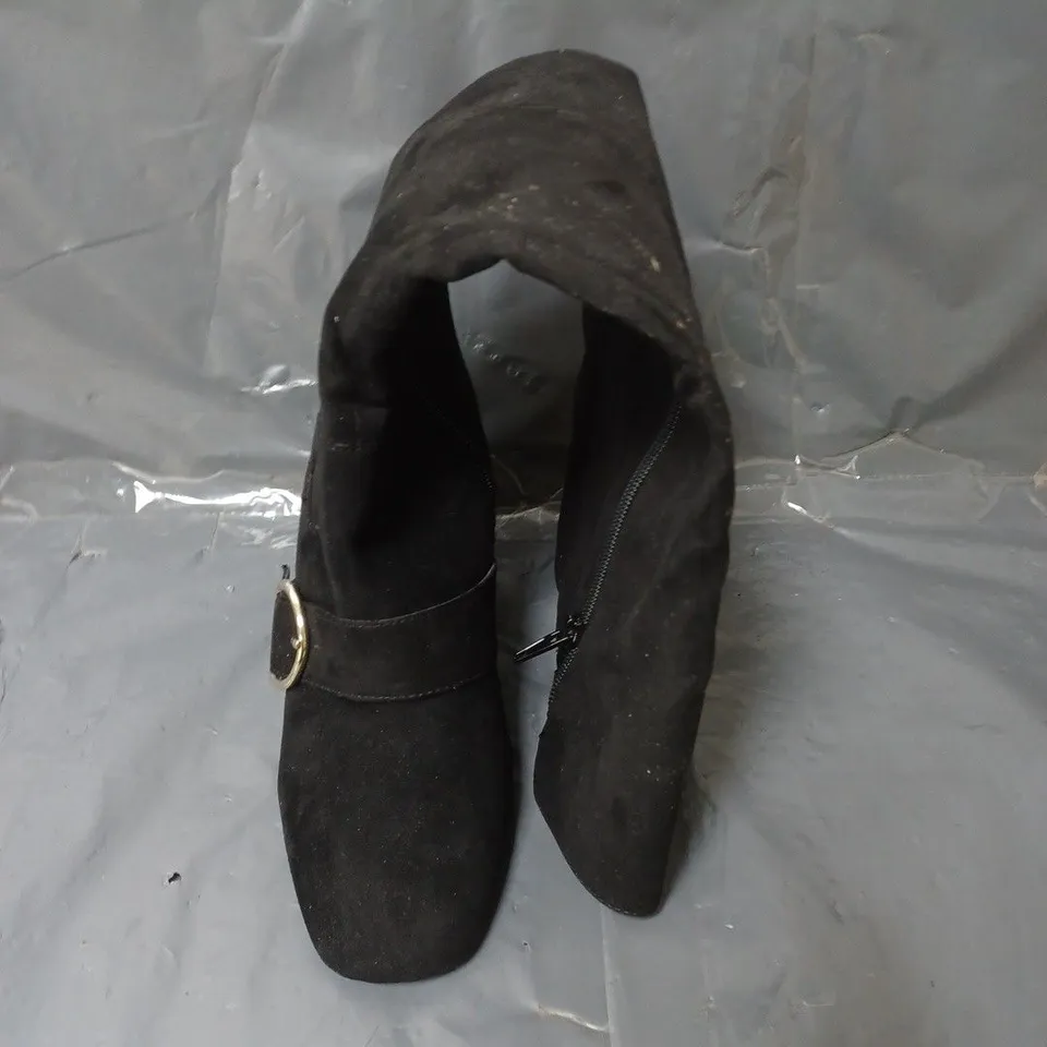 BOXED PAIR OF BLACK SUEDE KNEE HIGH SHOES SIZE 5