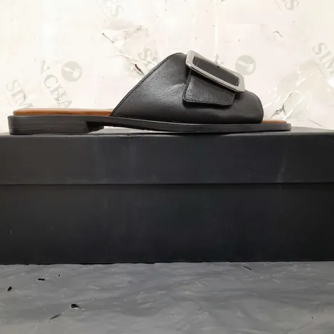 BOXED PAIR OF NATURALIZER SLIDE SANDALS IN BLACK SIZE 4.5